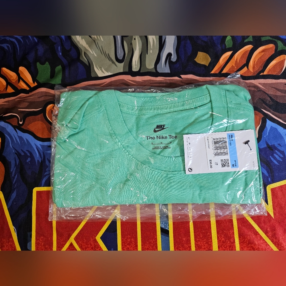 'NWT' NIKE Men's Tshirt